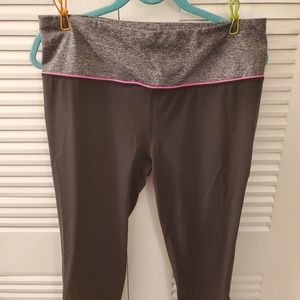 Victoria's Secret VSX Knockout Yoga Capris Large
